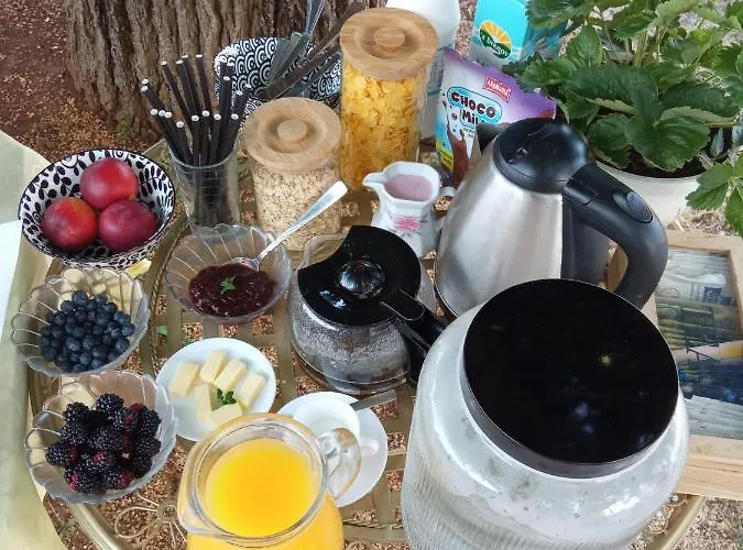 The Golden Well 로비니