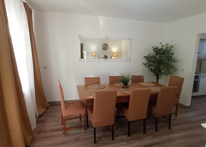 The Golden Well 아파트 로비니