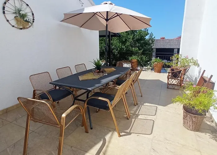 The Golden Well 로비니