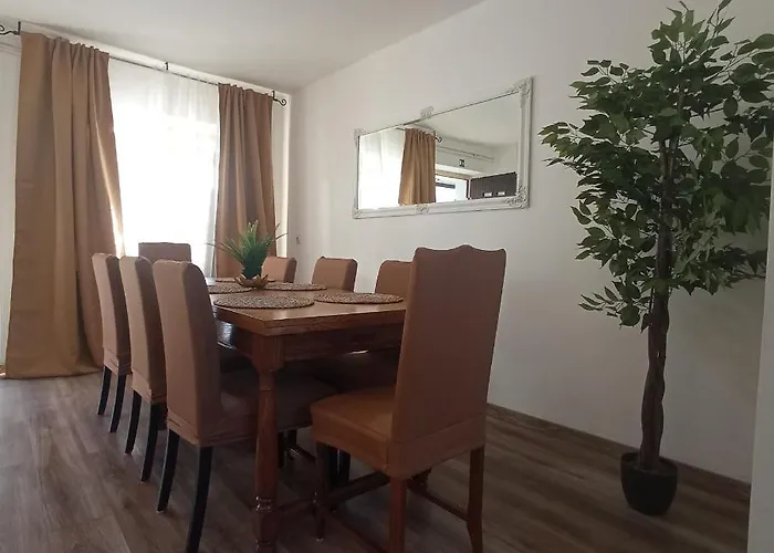 The Golden Well 로비니