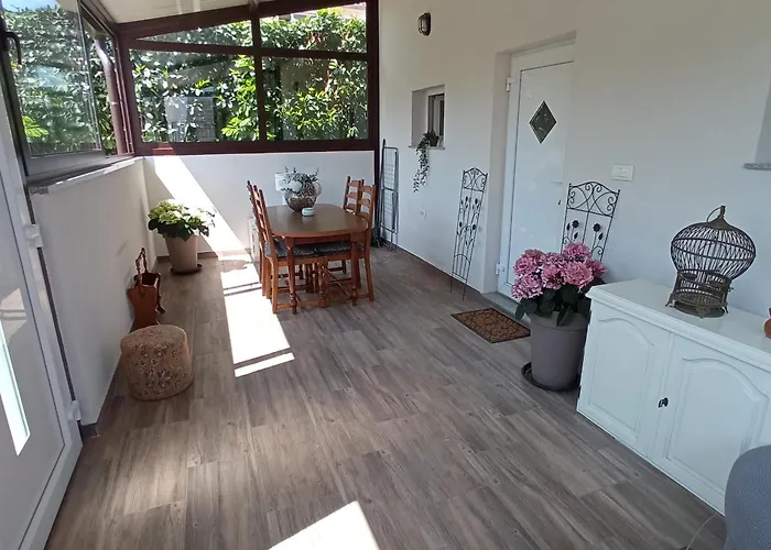 The Golden Well 로비니