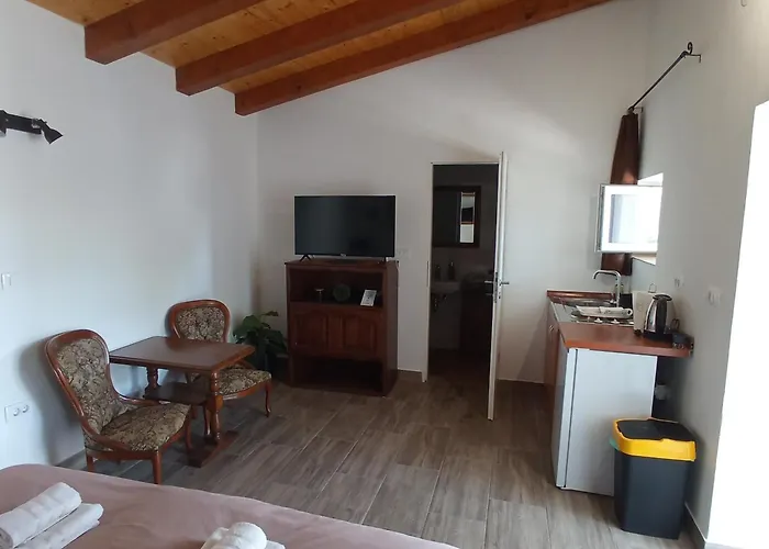 The Golden Well * 로비니