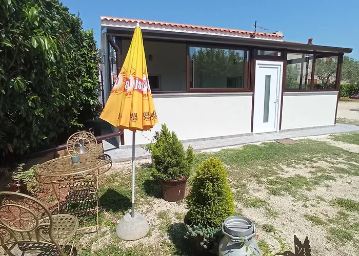 The Golden Well 로비니